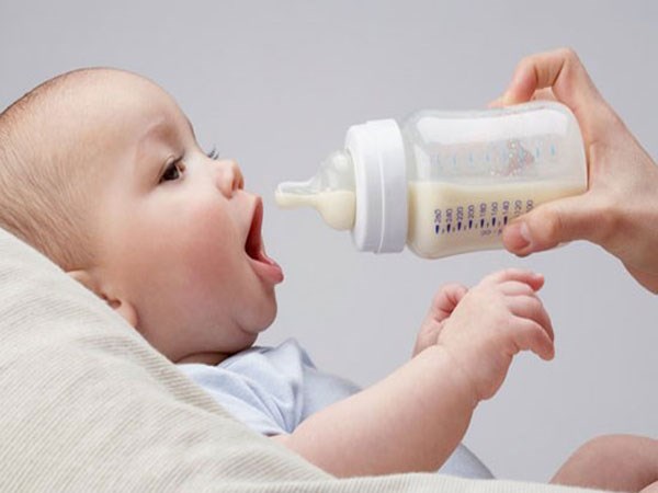 cho be uong sua bot - Các loại sữa bột cho trẻ sơ sinh tốt nhất mẹ nên biết