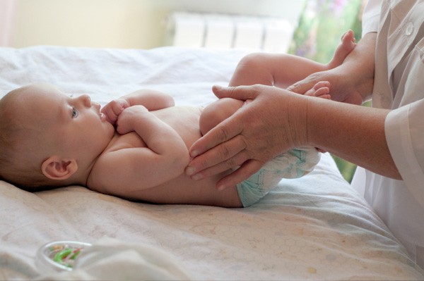 massage cho tre so sinh - Mách mẹ cách chăm sóc bé sơ sinh