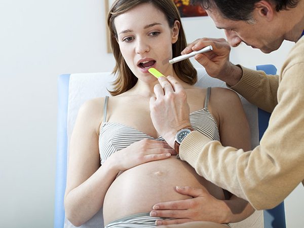 chay mau chan rang phu nu mang thai 600x450 - Mách mẹ các bộ phận có thể bị phù khi mang thai