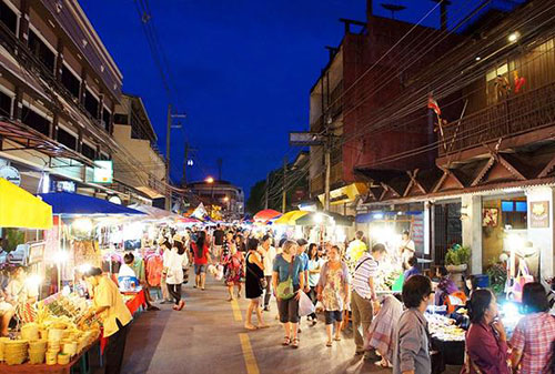 Vẻ nhộn nhịp dễ chịu của các “phố đi bộ” ở Nha Trang                