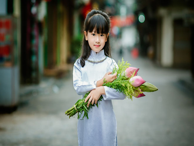 anh 7 be gai mac ao dai om bo hoa sen - Đặt tên cho con gái tuổi Tuất 2018 hợp phong thủy để con bình an, may mắn