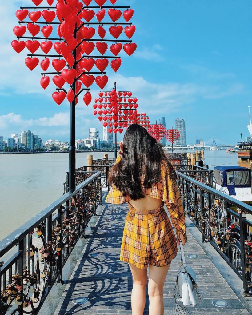 Top 10 địa điểm chụp ảnh đẹp nhất ở Đà Nẵng cau tinh yeu la diem chup anh lang man cho nhieu cap doi 819x1024 - Top 10 địa điểm chụp ảnh đẹp nhất ở Đà Nẵng