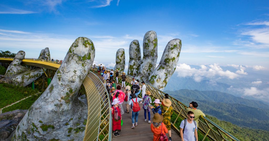Top 10 địa điểm chụp ảnh đẹp nhất ở Đà Nẵng chiec Cau Vang noi tieng the gioi o Ba Na Hills 1024x538 - Top 10 địa điểm chụp ảnh đẹp nhất ở Đà Nẵng