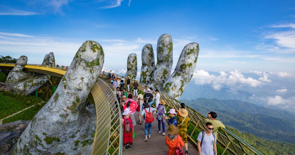 chiec-Cau-Vang-noi-tieng-the-gioi-o-Ba-Na-Hills