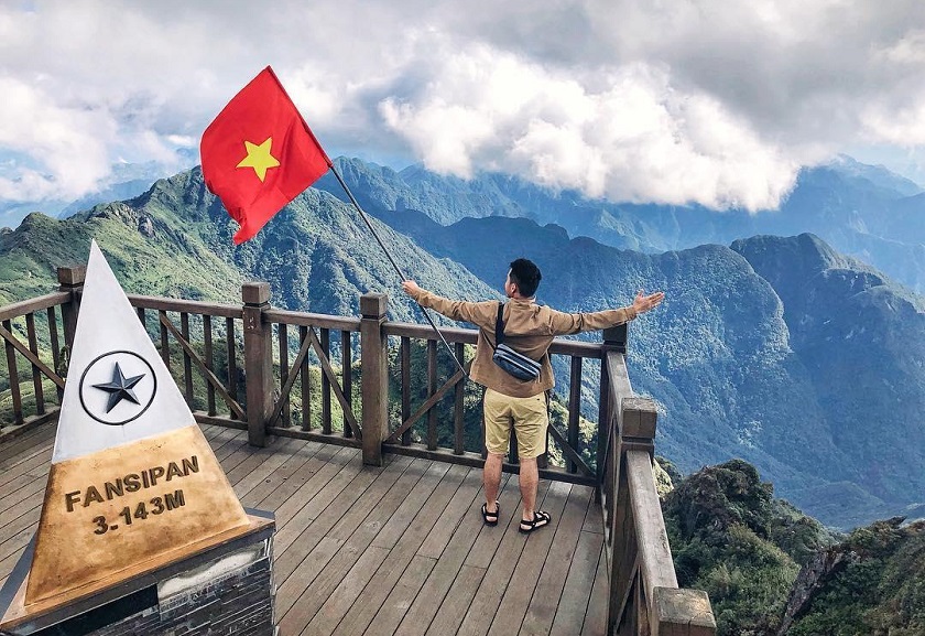 Top 10 điểm đến Tây Bắc được nhiều du khách tham quan nhất du khach chinh phuc dinh Fansipan - Top 10 điểm đến Tây Bắc được nhiều du khách tham quan nhất
