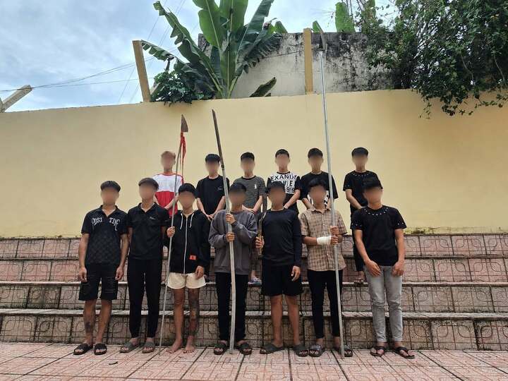 Tạm giữ nhóm thanh thiếu niên ném dao phóng lợn về phía công an để tẩu thoát