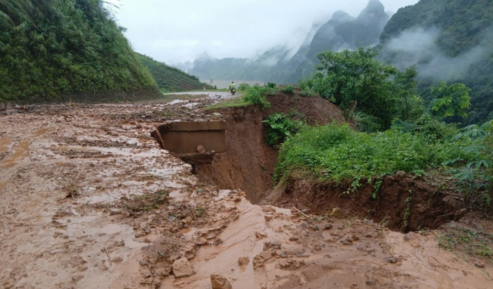 Mưa lũ ở Điện Biên làm 169 nhà dân hư hại, quốc lộ sạt lở