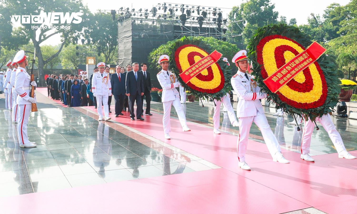 Lãnh đạo Đảng, Nhà nước tưởng niệm các Anh hùng liệt sĩ, vào Lăng viếng Bác
